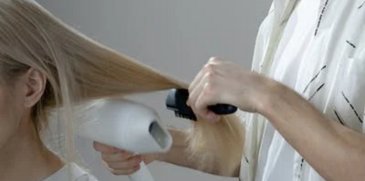 Dites adieu aux Cheveux crépus: 5 Astuces Éprouvées pour des Cheveux Lisses et Soyeux