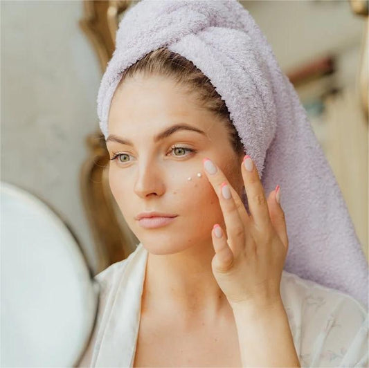 5 Conseils pour Faire la Transition de Votre Routine de Soins de la Peau pour une Peau Sèche et Squameuse