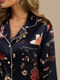 Vue ensemble complet mannequin debout floral