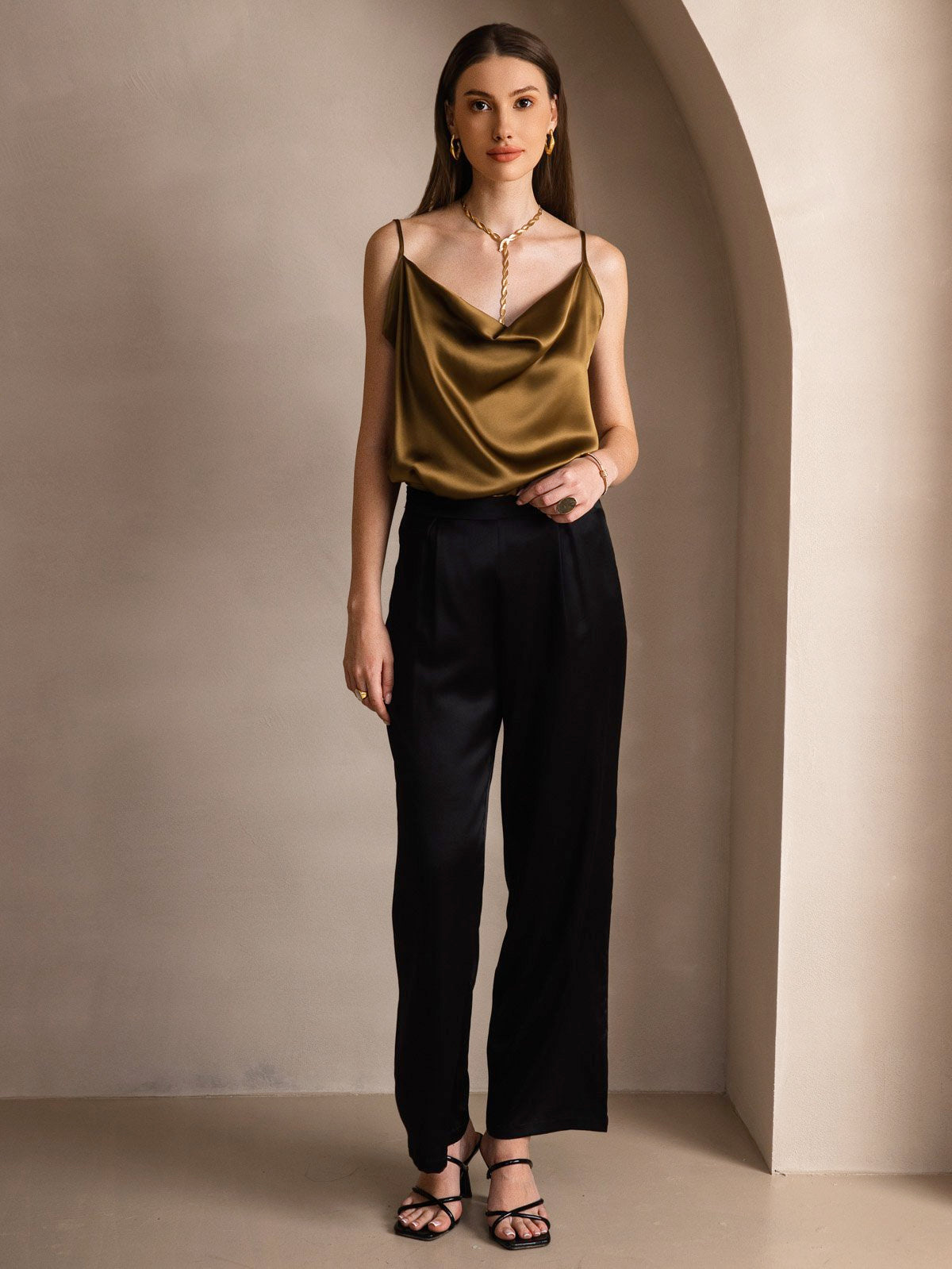 [Brun] SilkSilky-FR 19Momme Soie Col Bénitier Top À Fines Brides 006