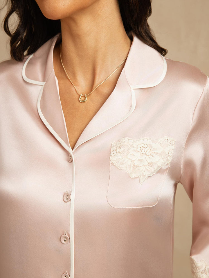 Détail poche dentelle poitrine soie