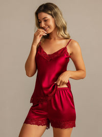 Détail bordure dentelle bord inférieur camisole soie rouge