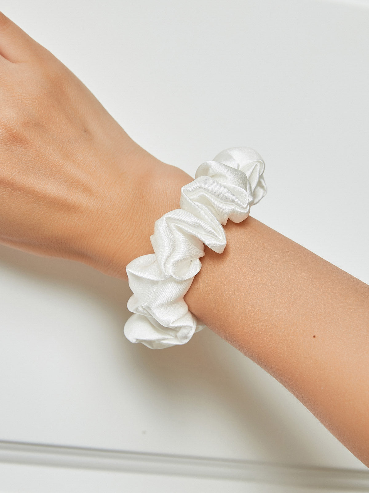 SilkSilky FR 19Momme Pure Soie Scrunchie Blanc 001