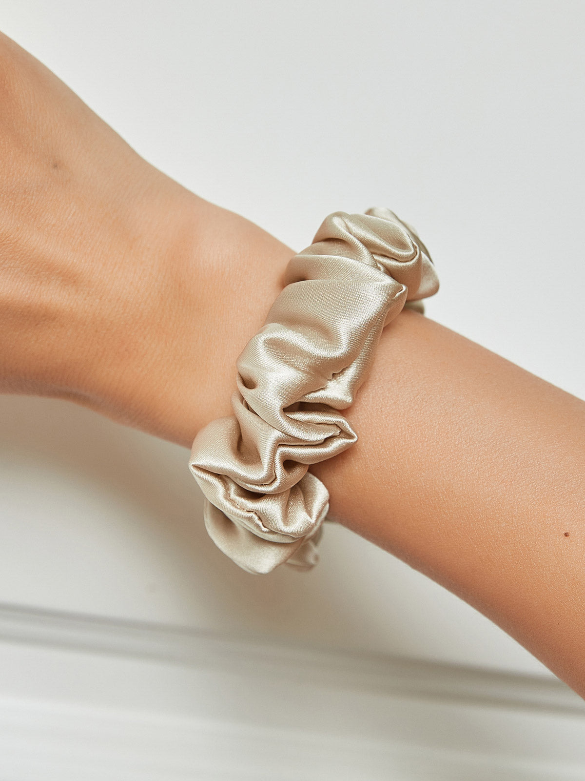 [Beige] SilkSilky-FR 19Momme Pure Soie Scrunchie 001