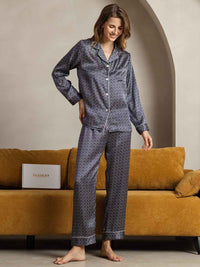 Mannequin assise canapé pyjama ginkgo marine soie SilkLight