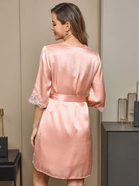 Vue de dos robe soie rose poignets