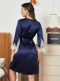 Vue de dos peignoir soie bleu nuit ceinture dentelle poignets
