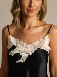 Vue portée short soie noir dentelle ivoire froufrou