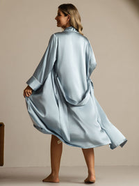 Vue de dos peignoir long soie ceinture bleu grisâtre