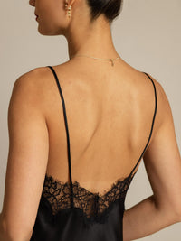 Détail dentelle décolleté