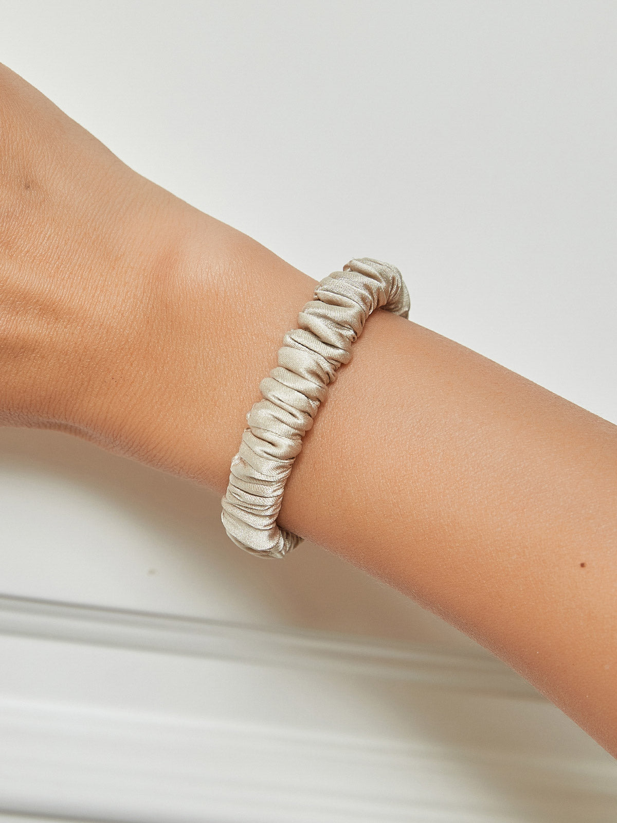 [Beige] SilkSilky-FR 19Momme Scrunchie 001