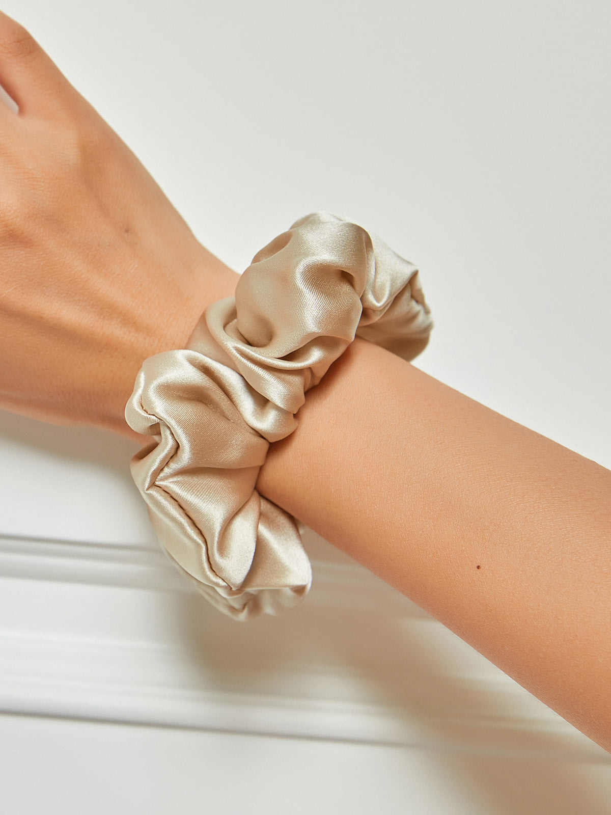 [Beige] SilkSilky-FR 19Momme Scrunchie 004