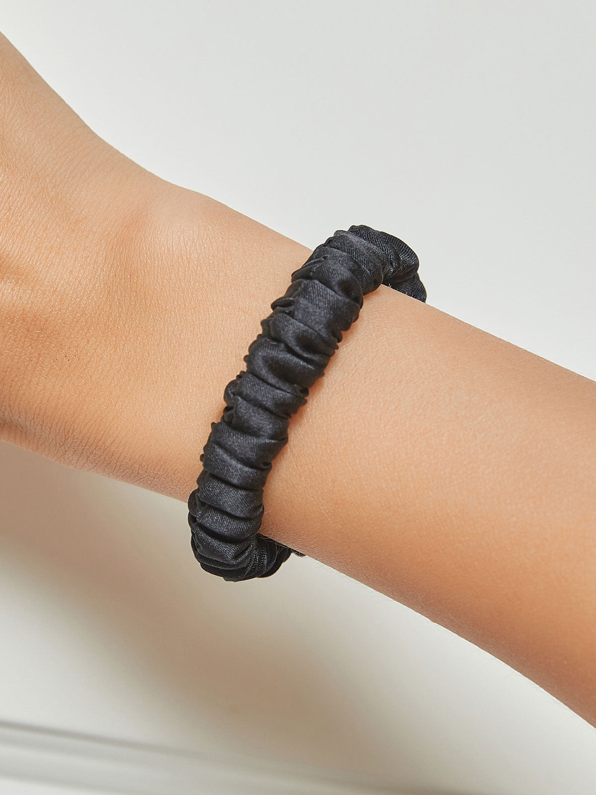 [Noir] SilkSilky-FR 19Momme Scrunchie 001