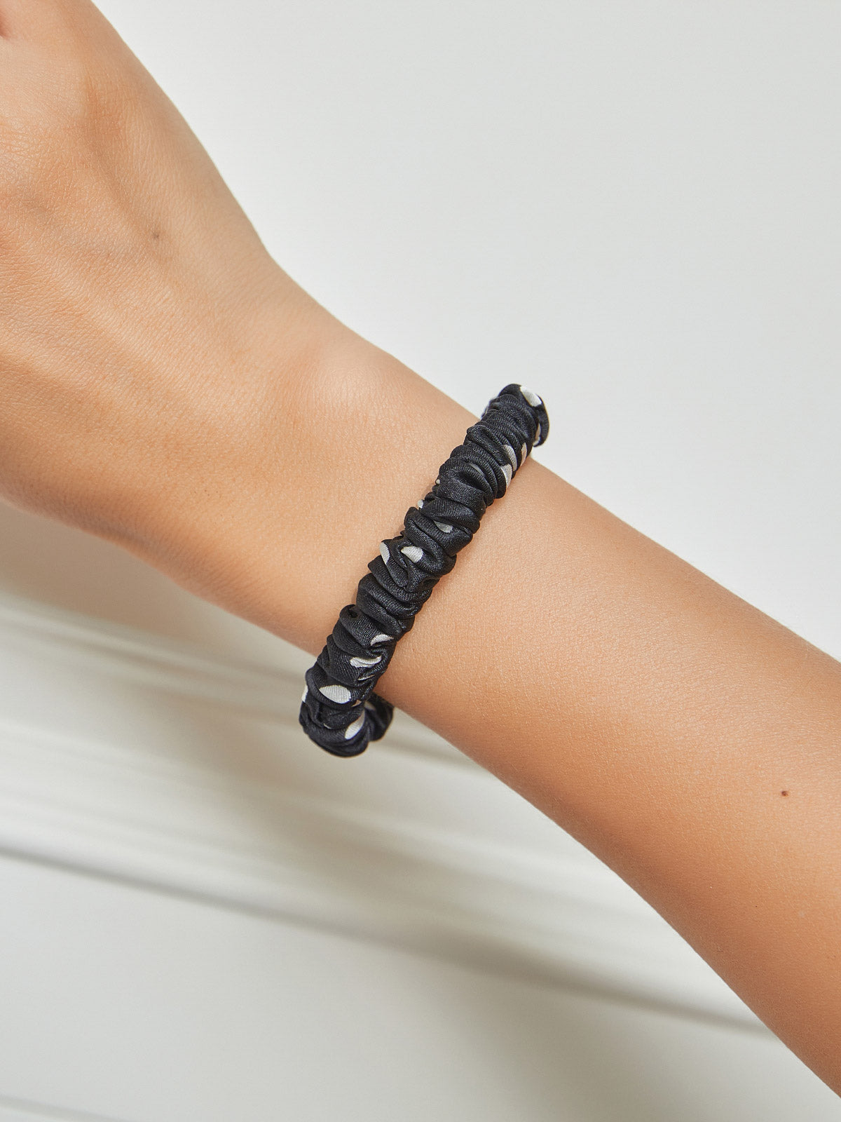 [Noir] SilkSilky-FR Scrunchie 001