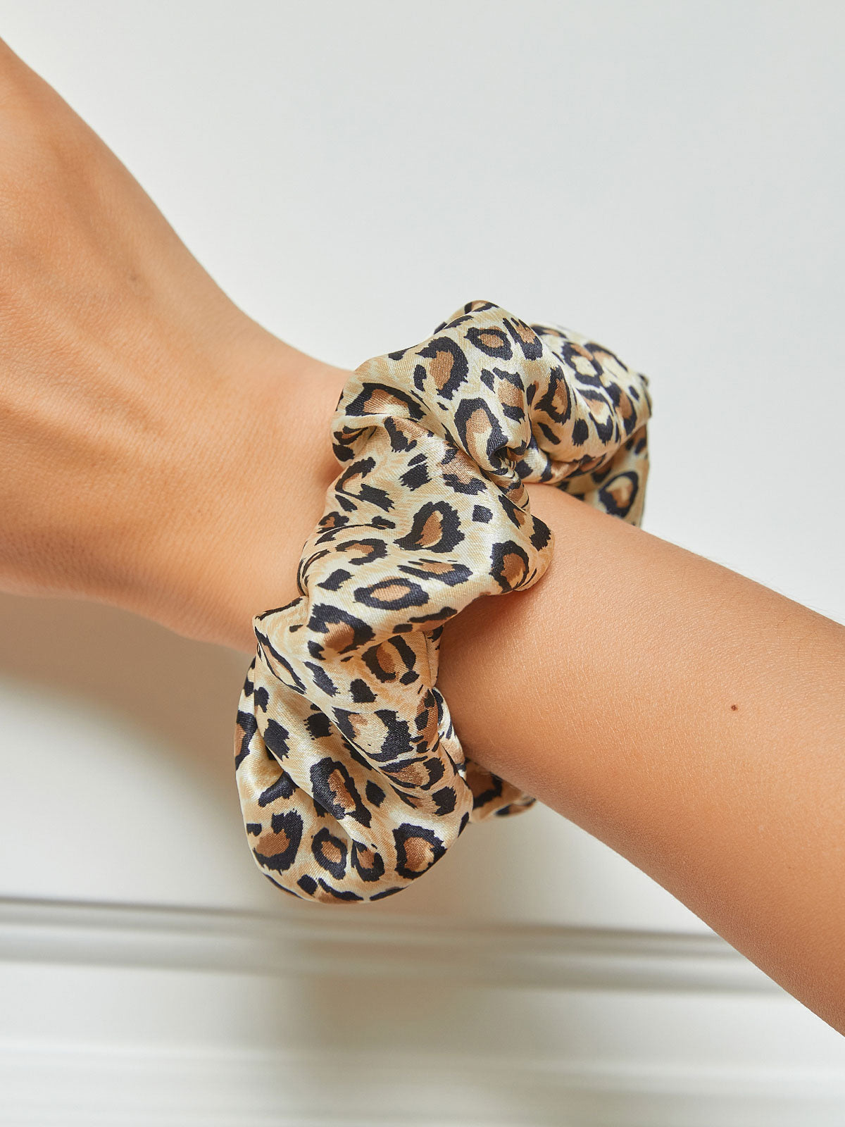 [Leopard] SilkSilky-FR 19Momme Scrunchie 002