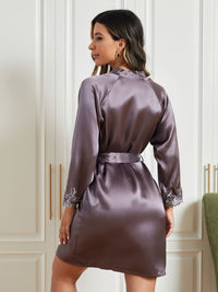 Vue de dos peignoir soie gris ceinture dentelle poignets
