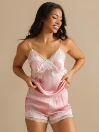Détail dentelle ivoire col V plongeant camisole soie rose