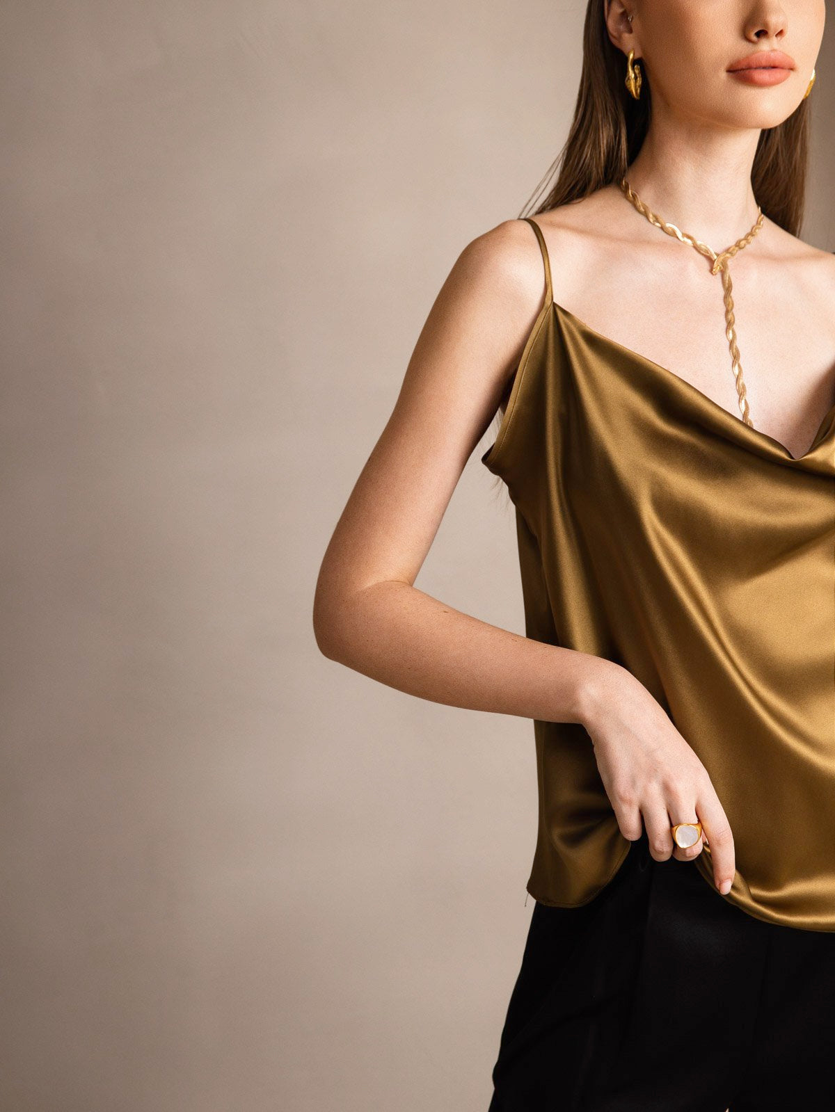 [Brun] SilkSilky-FR 19Momme Soie Col Bénitier Top À Fines Brides 004