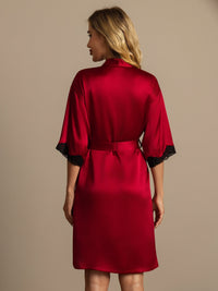 Vue de dos peignoir soie kimono dentelle noire ceinture rouge