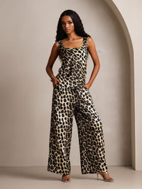 Vue ensemble complet mannequin debout grande taille