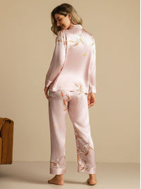 Vue de dos pyjama soie rose imprimé grue