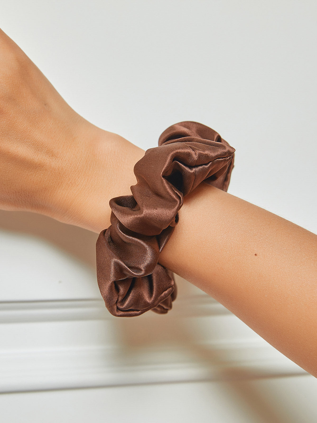 SilkSilky-FR 19Momme Pure Soie Scrunchie Café 001