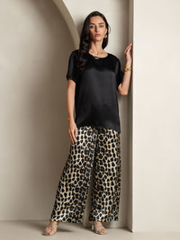 Vue ensemble complet mannequin debout profil