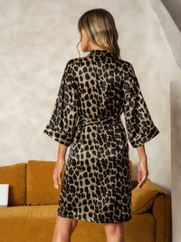 Vue de dos kimono soie léopard ceinture croisée